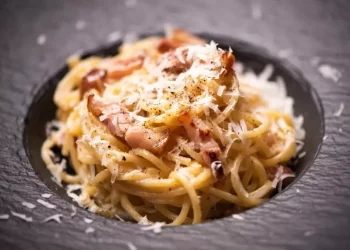 Carbonara, lasagne e pasta al pomodoro le più amate da stranieri in vacanza in Italia