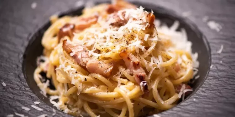 Carbonara, lasagne e pasta al pomodoro le più amate da stranieri in vacanza in Italia