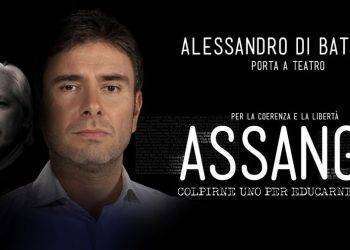 Alessandro Di Battista porta in scena ‘Assange. Colpirne uno per educarne cento’, il 6 novembre a Cagliari