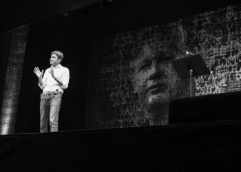 Di Battista a teatro con ‘Assange’, ‘presto anche testo su Gaza’