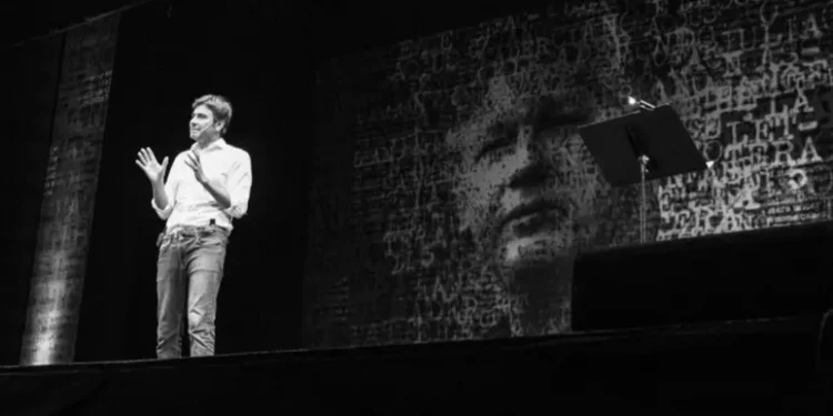 Di Battista a teatro con ‘Assange’, ‘presto anche testo su Gaza’