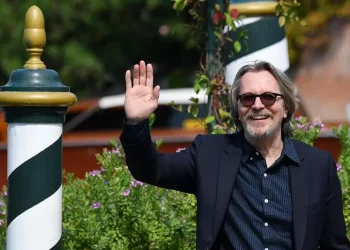 Gary Oldman torna a teatro dopo 40 anni nel 2025