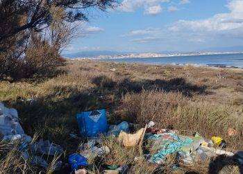 Sabato a Cagliari volontari e volontarie al lavoro per Clean Up Games, giornata di pulizia nella spiaggia di Giorgino