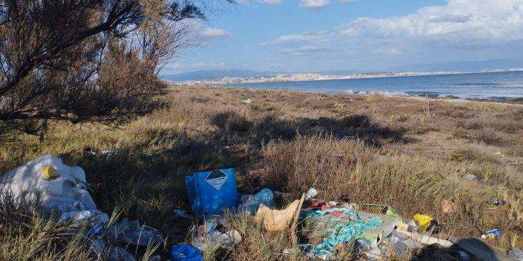 Sabato a Cagliari volontari e volontarie al lavoro per Clean Up Games, giornata di pulizia nella spiaggia di Giorgino