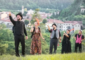 Gli Scavalcamontagne, attori girovaghi con lo zaino in spalla