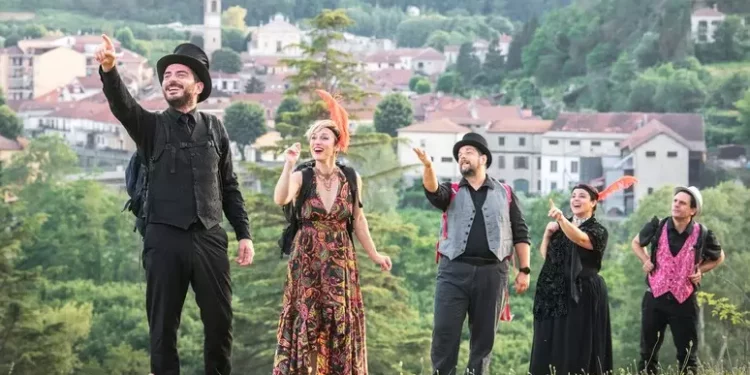 Gli Scavalcamontagne, attori girovaghi con lo zaino in spalla