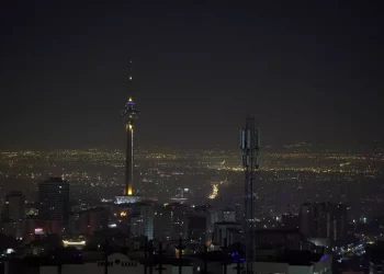 Iran: l’attacco israeliano ha causato ‘danni limitati’, ripresa dei voli nel suo spazio aereo