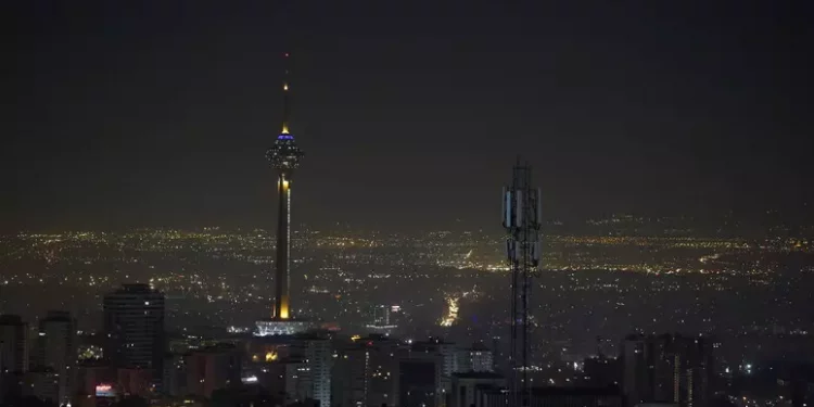 Iran: l’attacco israeliano ha causato ‘danni limitati’, ripresa dei voli nel suo spazio aereo