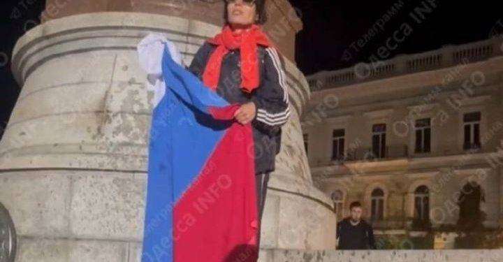 Morta nelle carceri ucraine la donna che aveva esposta la bandiera russa a Odessa