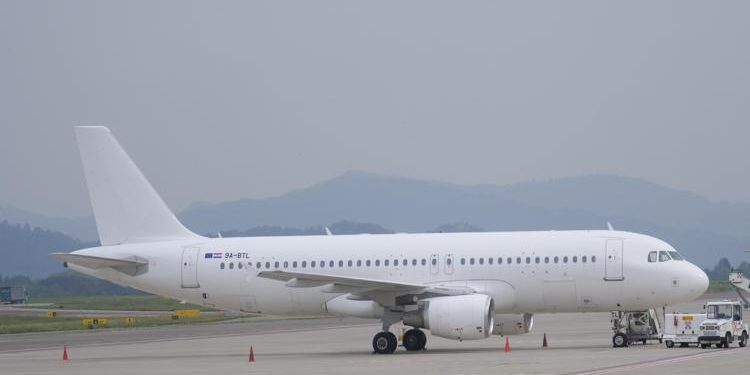 Pilota muore in volo: atterraggio d’emergenza a New York