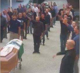 Sassari, tutti assolti per i saluti romani al funerale