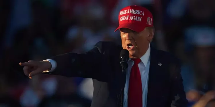 Arrestato uomo armato durante comizio Trump in California