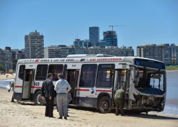 Uruguay: bus fuori controllo finisce sulla spiaggia, 16 feriti