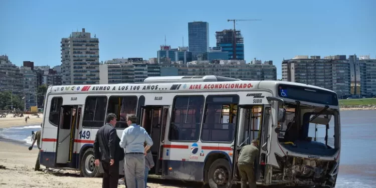 Uruguay: bus fuori controllo finisce sulla spiaggia, 16 feriti