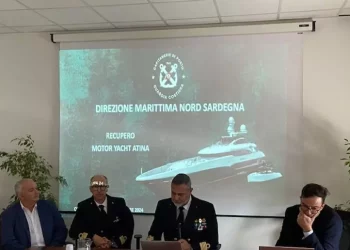 Yacht a picco dopo rogo a Olbia, al via il recupero del relitto