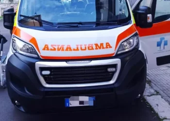 Dà fuoco alla moglie in auto e poi la uccide a mani nude