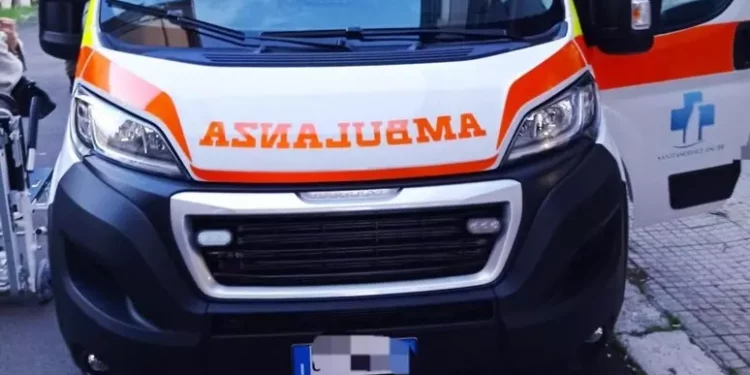 Dà fuoco alla moglie in auto e poi la uccide a mani nude