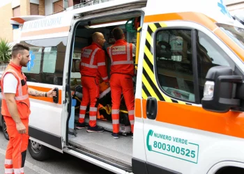 Travolto da auto parcheggiata, 90enne romano muore a Olbia