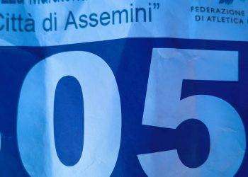 Assemini, la mezza maratona con una “N” di troppo: la pettorina sui social diventa virale