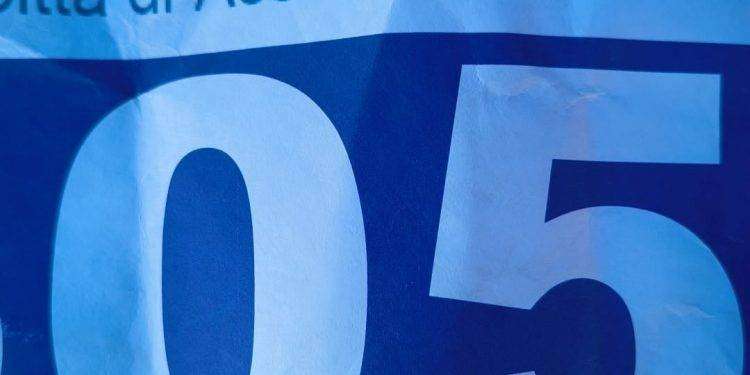 Assemini, la mezza maratona con una “N” di troppo: la pettorina sui social diventa virale