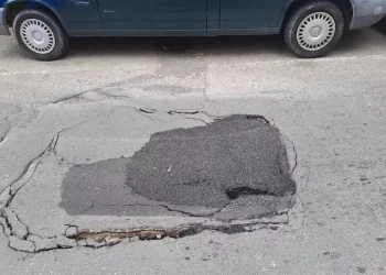 Buca in via Pola a Cagliari, cede l’asfalto dopo i lavori