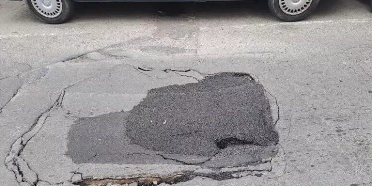 Buca in via Pola a Cagliari, cede l’asfalto dopo i lavori