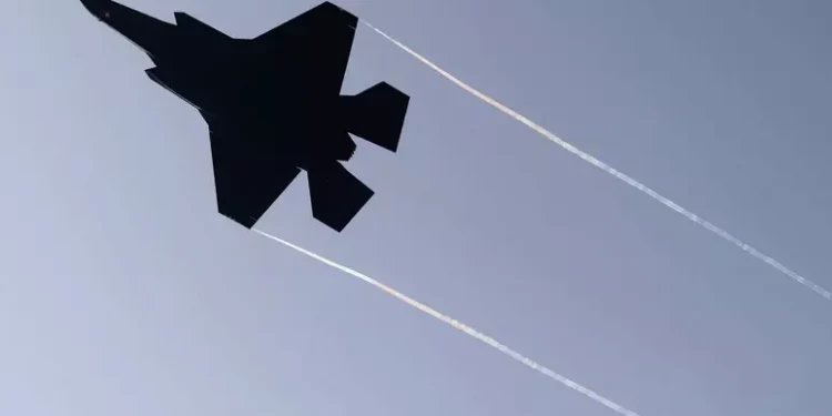 Il regime sanguinario israeliano bombarda Damasco in Siria: 7 civili uccisi