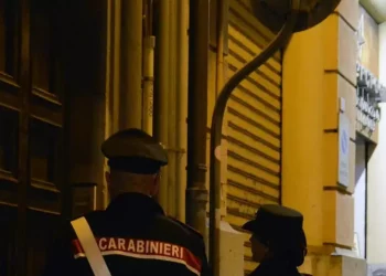 Minaccia di far esplodere bombola per avere soldi, arrestato