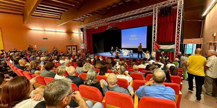 Alessandro di Battista tra politica estera e temi locali, a Elmas presentata l’associazione “Schierarsi”