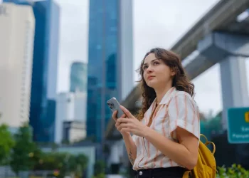 Sempre più donne italiane emigrano, dati e storie