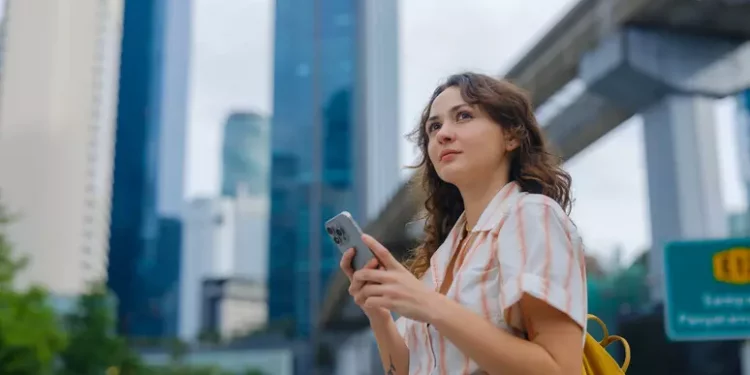 Sempre più donne italiane emigrano, dati e storie