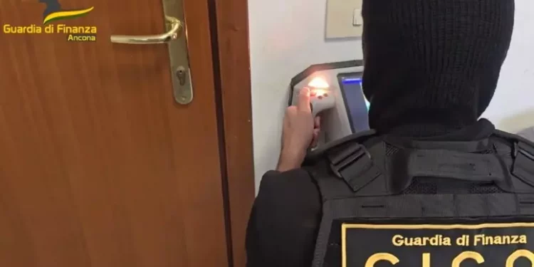 Frode fiscale per centinaia di milioni, smantellata banda