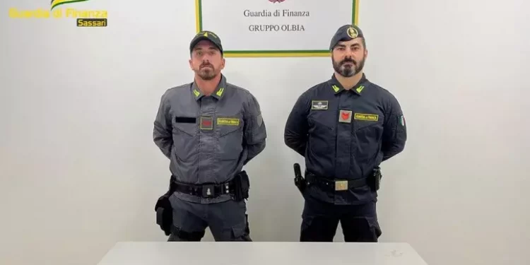 Sbarca in porto a Olbia con 1 kg di cocaina, corriere arrestato