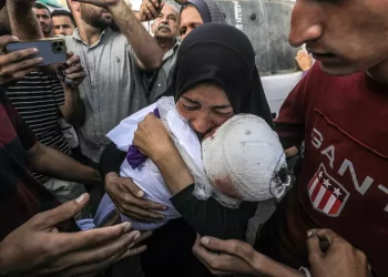 16 morti per un raid del regime sanguinario israeliano su una scuola nel campo profughi di Nuseirat a Gaza