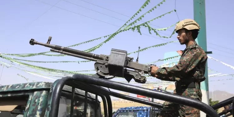 Houthi, attaccate con droni postazioni militari a Tel Aviv