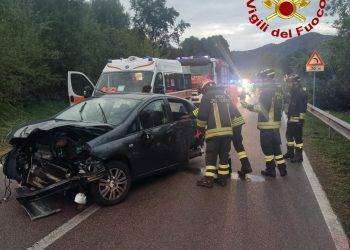 Perde il controllo dell’ auto e si scontra con altre due macchine