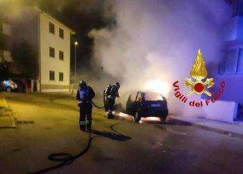 Auto in fiamme a La Maddalena