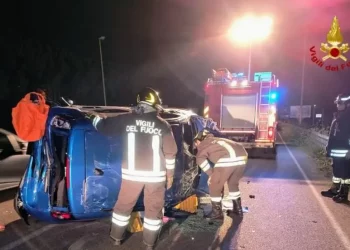 Scontro tra due auto a Elmas, una si ribalta: donna ferita