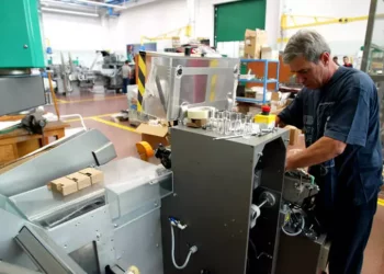 Istat, produzione industriale ad agosto +0,1% mese, -3,2% annuo