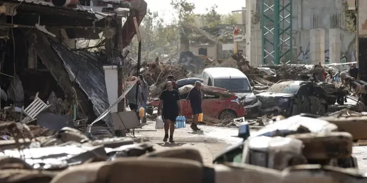 Valencia, il bilancio sale a 105 morti. Ministro spagnolo, ‘ci sono ancora persone morte nei veicoli’