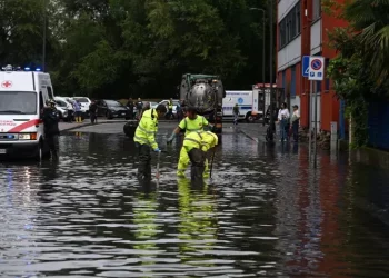 Maltempo, a Milano esonda il fiume Lambro