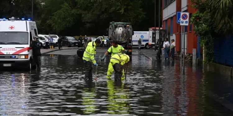 Maltempo, a Milano esonda il fiume Lambro