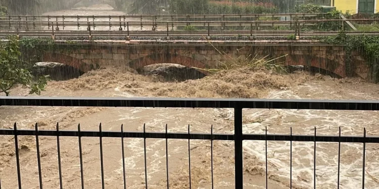 Allagamenti in Liguria, esondano fiumi e smottamenti