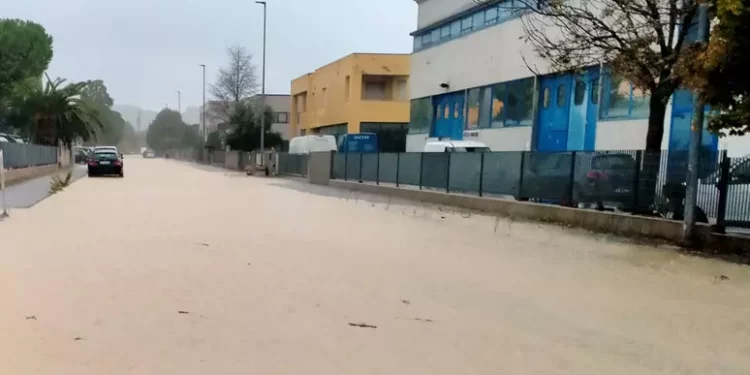 Maltempo, allagamenti diffusi a Senigallia, Falconara e Ancona