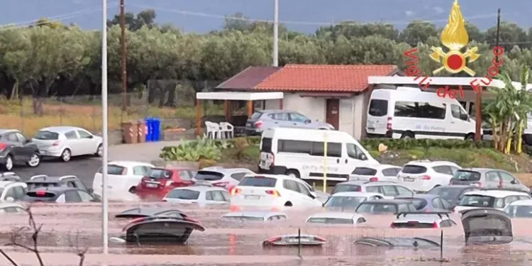 Maltempo nel catanzarese, esonda un torrente e isola paese