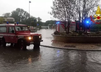 Nel Pisano tracimati torrenti, 15 persone tratte in salvo da vvf
