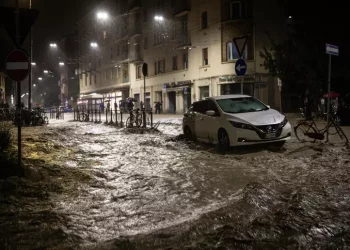 Bologna sott’acqua, l’alluvione tocca anche Modena, Ravenna, Reggio e Piacenza: un morto