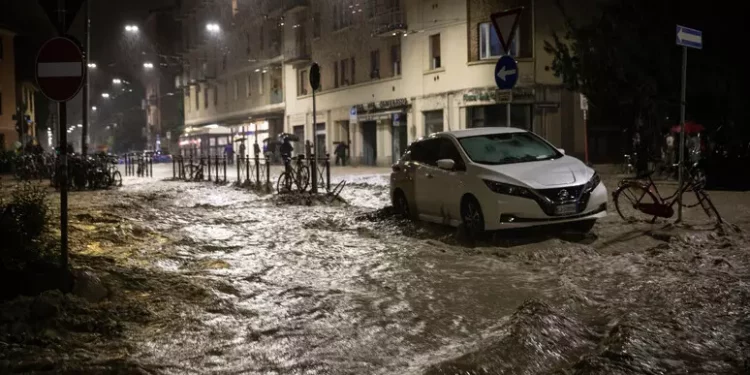 Bologna sott’acqua, l’alluvione tocca anche Modena, Ravenna, Reggio e Piacenza: un morto