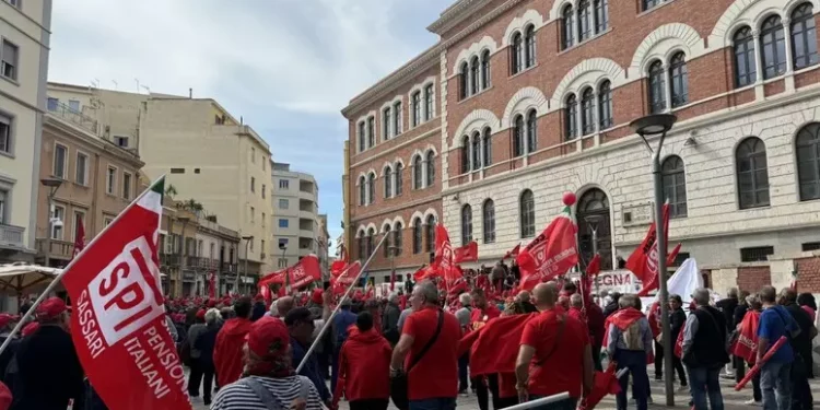 Tremila pensionati in piazza a Cagliari, aumento beffa di 3 euro