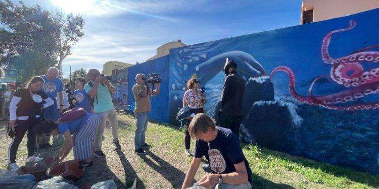 Inaugurato al Margine Rosso il murale di Manu Invisible sul rispetto dell’ambiente marino